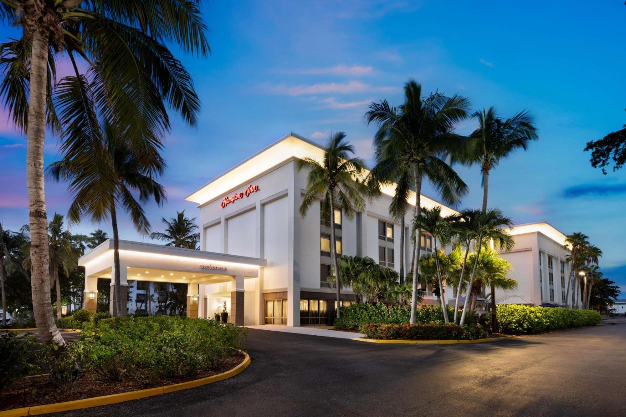 Hampton Inn Naples-Central Экстерьер фото