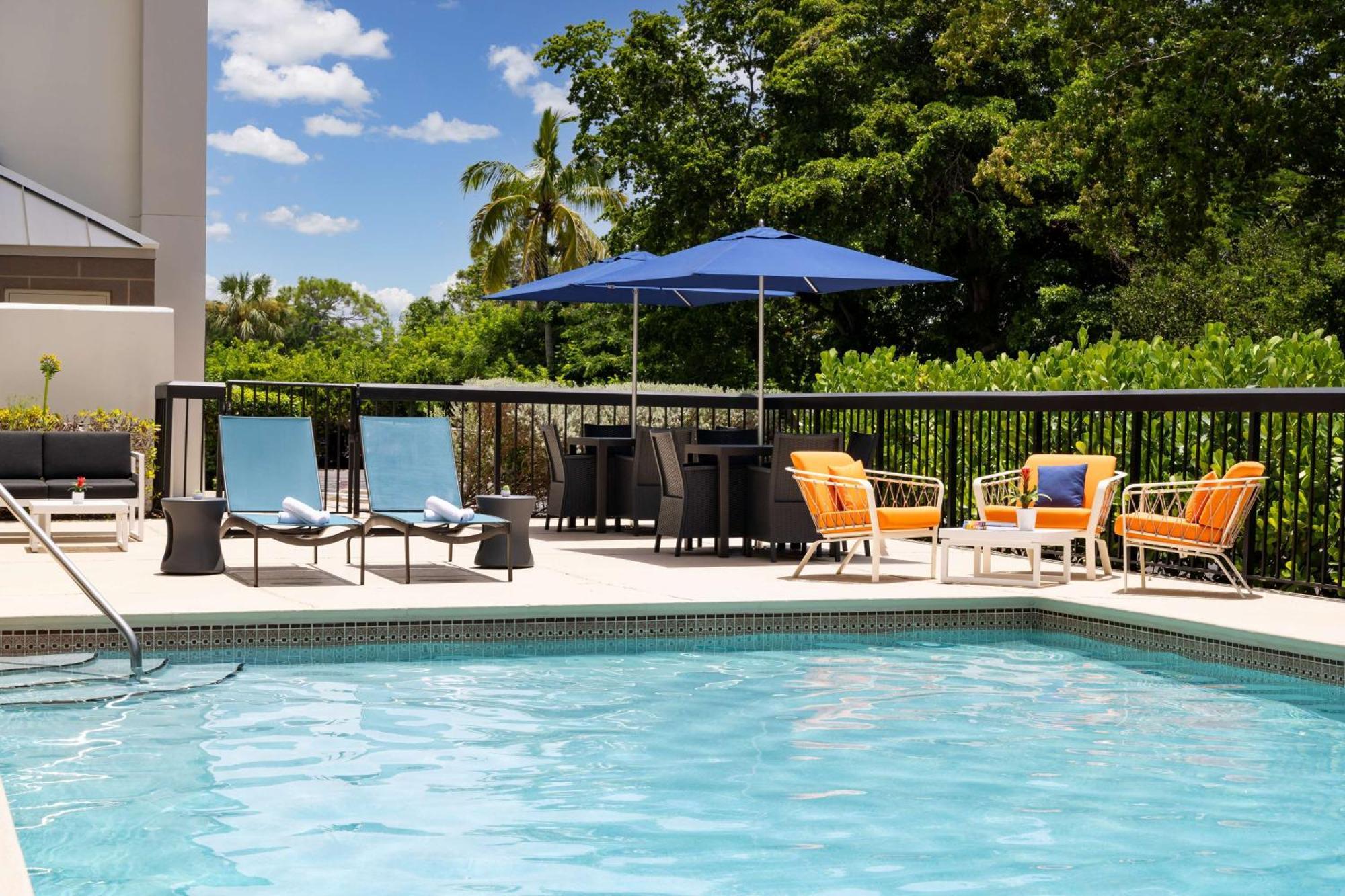 Hampton Inn Naples-Central Экстерьер фото